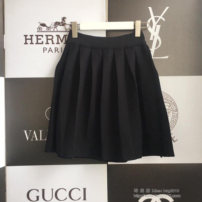 Chanel香奈兒 法國專櫃同步新款 2019春夏新款兩件套 網紅同款 V領撞色針織黑色開衫 白色百褶針織半裙  xly1316